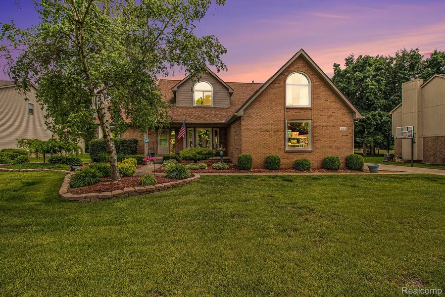 2261 ELKRIDGE CIR, Highland, MI 48356