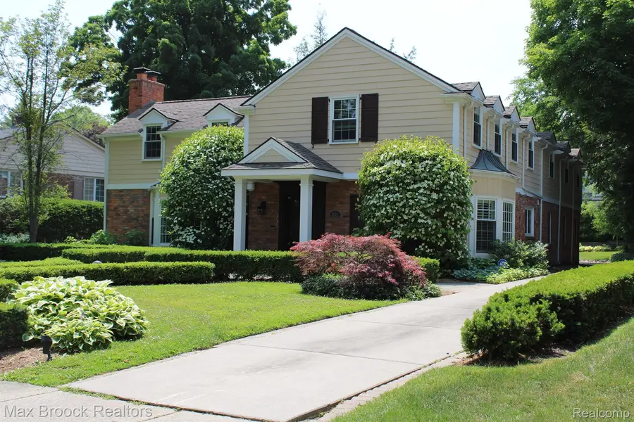 635 N Glengarry RD, Bloomfield Hills, MI 48301