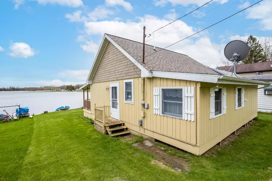 10 Lakeshore DR, Brooklyn, MI 49230