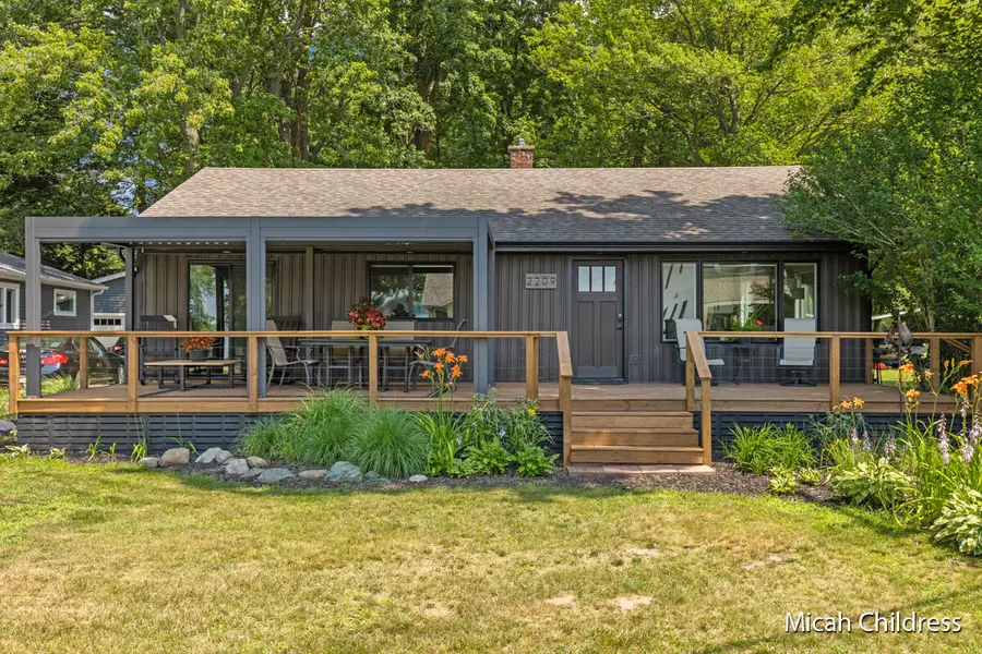 2209 Sunset DR, Fennville, MI 49408