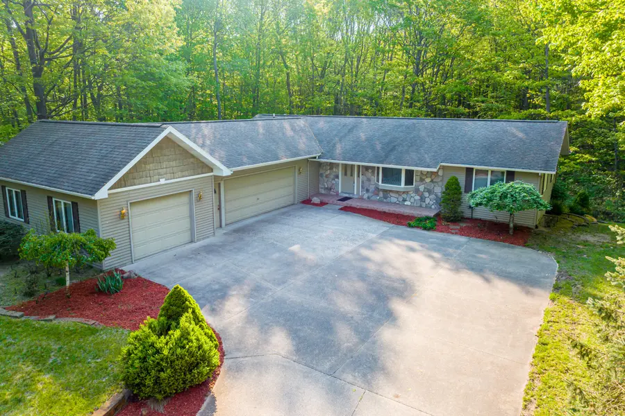 11261 Alpine RD, Canadian Lakes, MI 49346