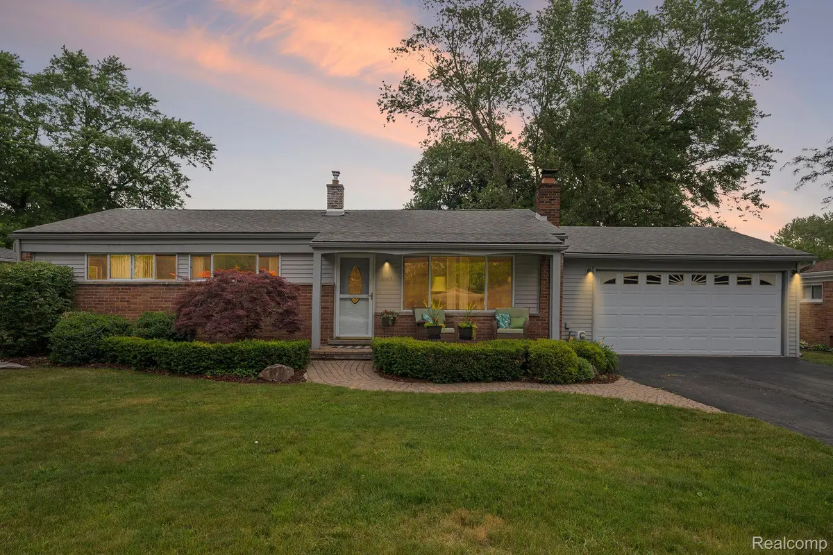 3682 Aquarina ST, Waterford Twp, MI 48329