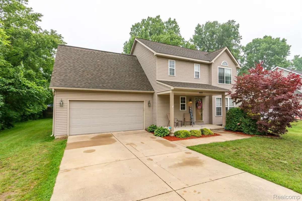 6658 DOYON DR S, Waterford Twp, MI 48327