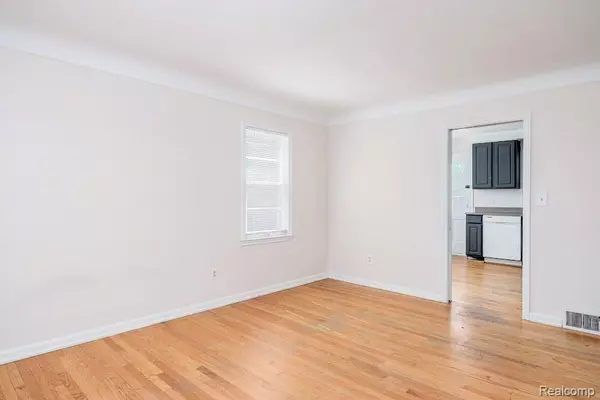 Harper Woods, MI 48225,20704 KENMORE AVE