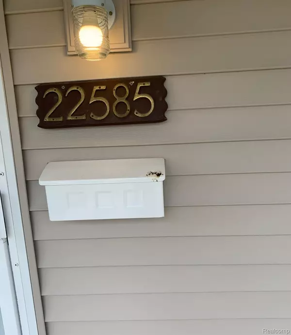 MI 48219,22585 LEEWIN ST