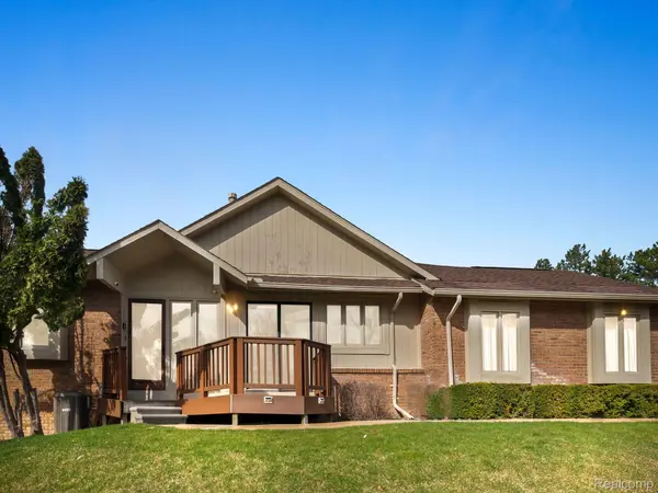 West Bloomfield, MI 48322,5655 HILLCREST CIR E