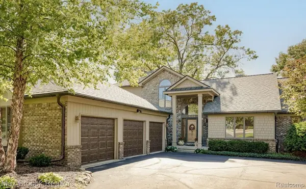 Bloomfield Hills, MI 48302,2220 E HAMMOND LAKE DR