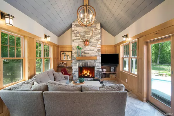 Fenton, MI 48430,1306 VICTORIA LN