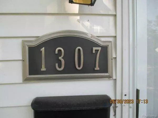 1307 MAGNOLIA DR, Inkster, MI 48141