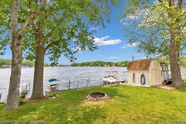 Columbiaville, MI 48421,915 LAKESHORE DR