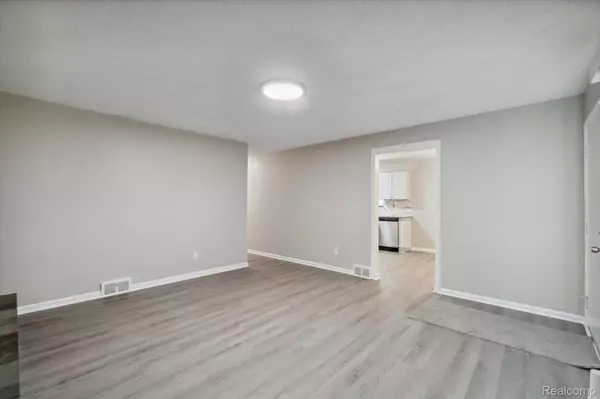 Redford, MI 48240,18620 WAKENDEN