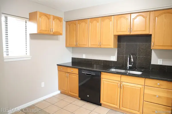 Livonia, MI 48152,33699 Pondview CIR #73