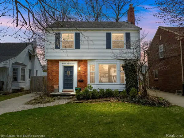 1977 HUNT CLUB DR, Grosse Pointe Woods, MI 48236