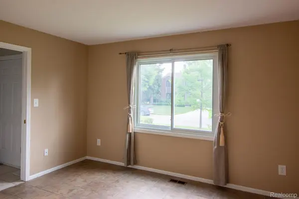 Novi, MI 48375,22101 CASCADE DR