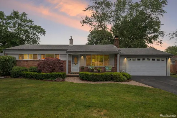 3682 Aquarina ST, Waterford Twp, MI 48329