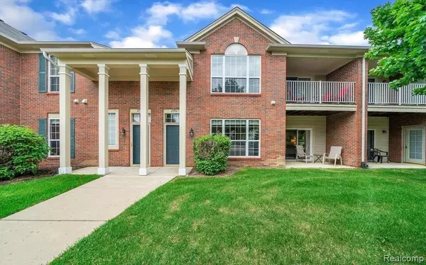 Walled Lake, MI 48390,27106 CHESAPEAKE CIR