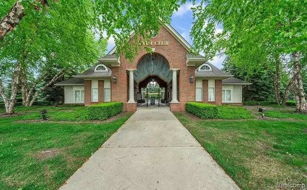 Walled Lake, MI 48390,27106 CHESAPEAKE CIR