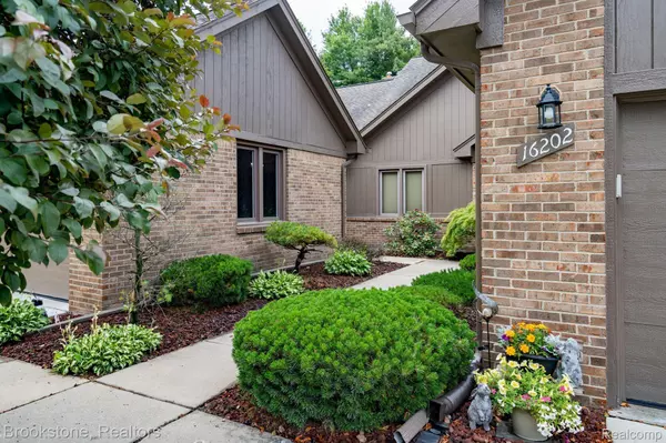 Fraser, MI 48026,16202 PINE RIDGE DR N