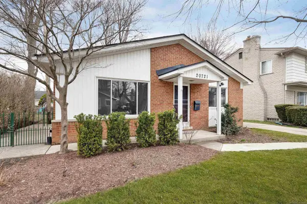 20721 Christine Court, Grosse Pointe Woods, MI 48326