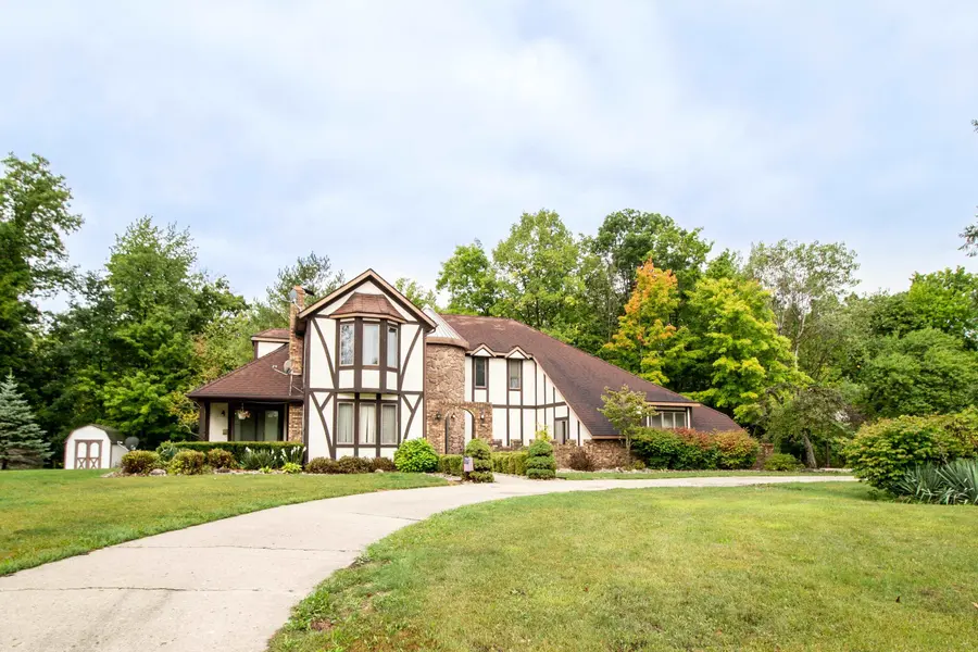 8352 Hidden Creek Dr, Flushing, MI 48433