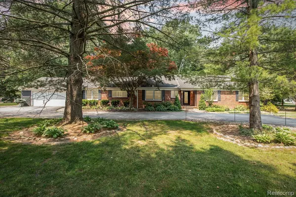 10780 GAMEWOOD DR, South Lyon, MI 48178
