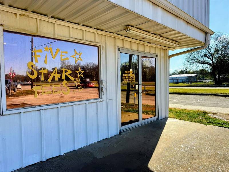 110 N Walnut Street, Blossom, TX 75416