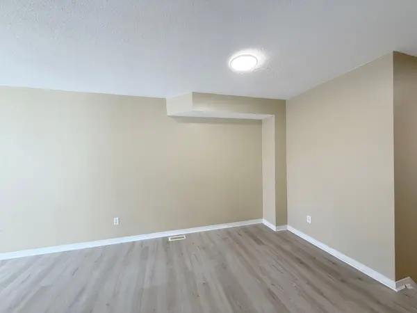 Kanata, ON K2T 1E1,95 Hemlo CRES