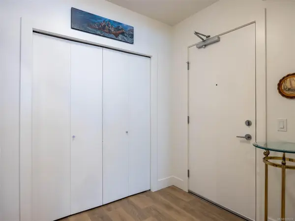 Sidney, BC V8L 1Y8,2461 Sidney Ave #203