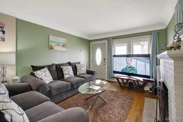 832 Pinecrest DR E, Ferndale, MI 48220