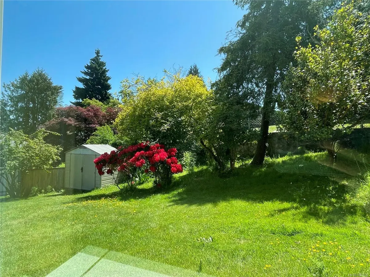 Saanich, BC V8Y 1L4,985 Gloria Pl