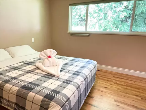 Saanich, BC V8Y 1L4,985 Gloria Pl