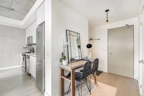 Toronto C01, ON M5V 0M9,111 Bathurst ST #1505