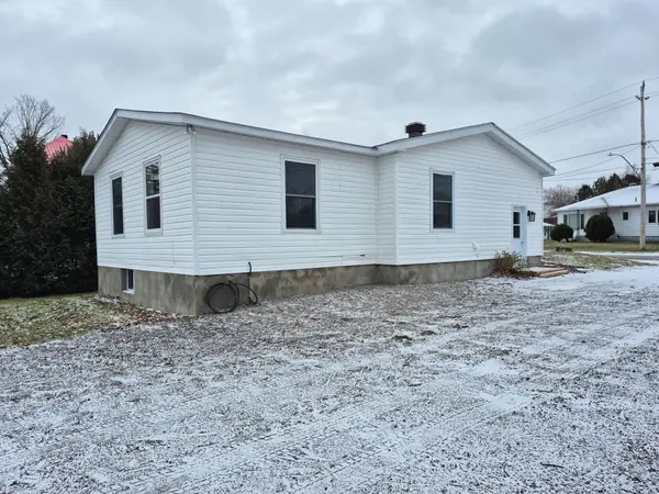 Whitewater Region, ON K0J 1K0,17 Vankessel ST