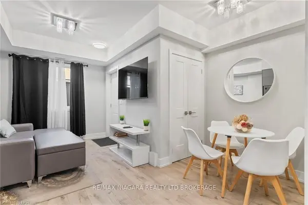 Niagara Falls, ON L2G 0Z7,6065 Mcleod RD #115