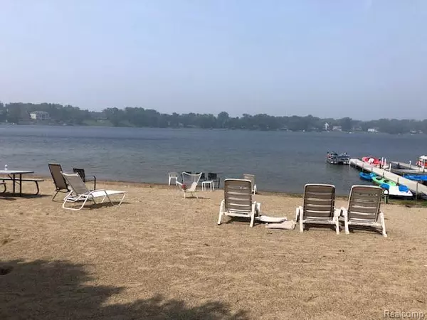 Bloomfield, MI 48302,1924 Klingensmith RD #72