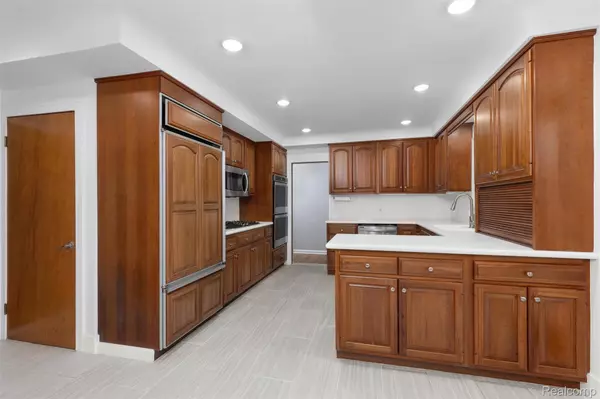 St. Clair Shores, MI 48081,22429 Lakecrest ST