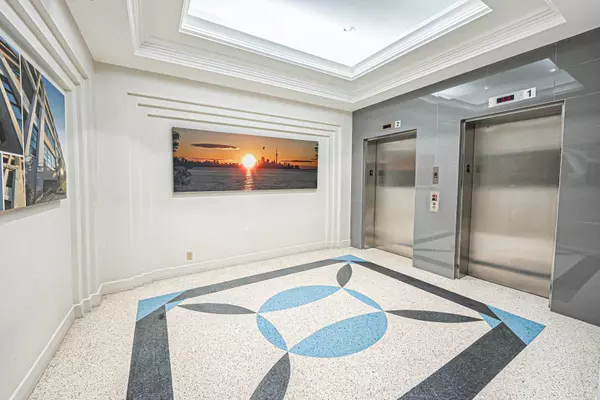 Toronto W04, ON M6B 4M4,1001 Roselawn AVE #318