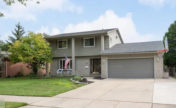 1033 Hollywood, Grosse Pointe Woods, MI 48236