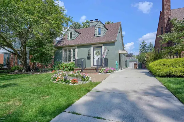 1496 Roslyn, Grosse Pointe Woods, MI 48236