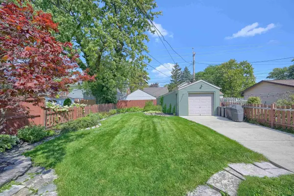 Grosse Pointe Woods, MI 48236,1496 Roslyn