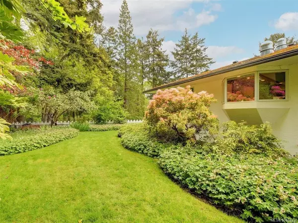 2559 Bermuda Pl, Saanich, BC V8P 3G2