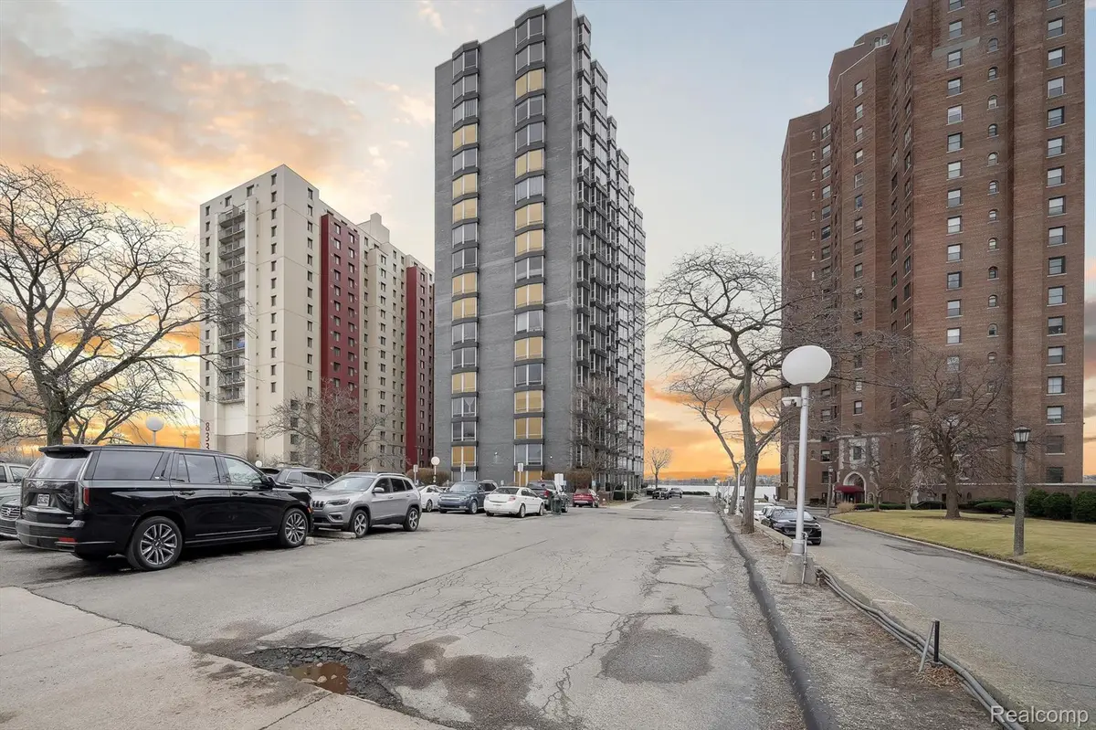 Detroit, MI 48214,8200 E Jefferson ##1202