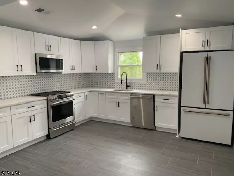 Ridgefield Park Village, NJ 07660,19 Roosevelt Ave