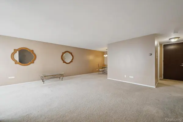 Detroit, MI 48214,8200 E Jefferson ##1202