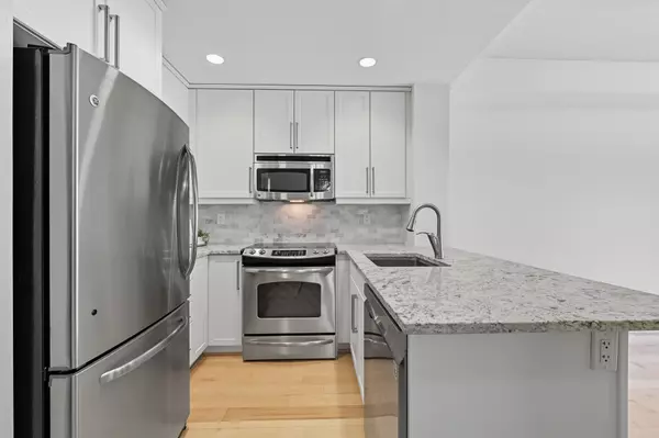 Burlington, ON L7S 1M7,551 Maple AVE #1407