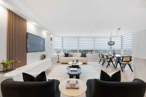 7 Townsgate DR #304, Vaughan, ON L4J 7Z9