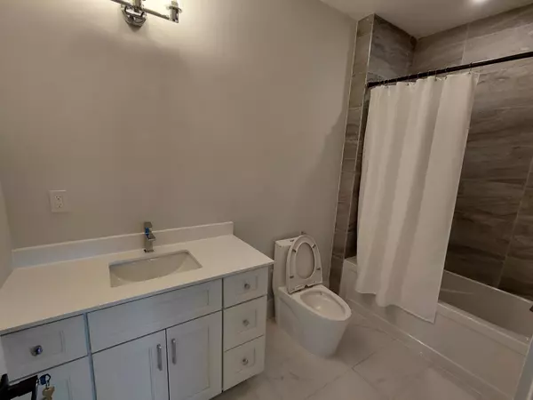 Toronto W06, ON M8W 1J8,3 Marina AVE