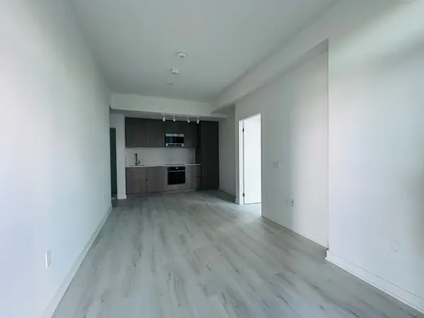 Toronto C10, ON M4P 1V7,110 Broadway AVE #1605