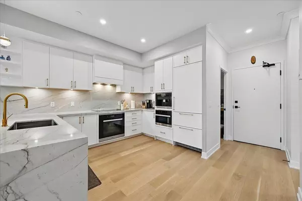 Oakville, ON L6H 3R9,2489 Taunton RD #108