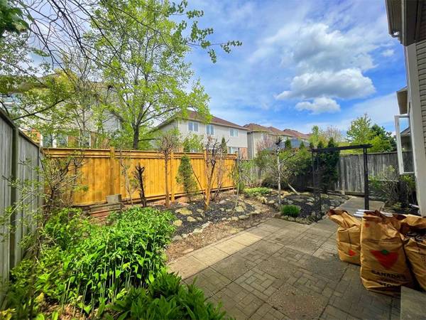 5923 Blue Spruce AVE, Burlington, ON L7L 6T3